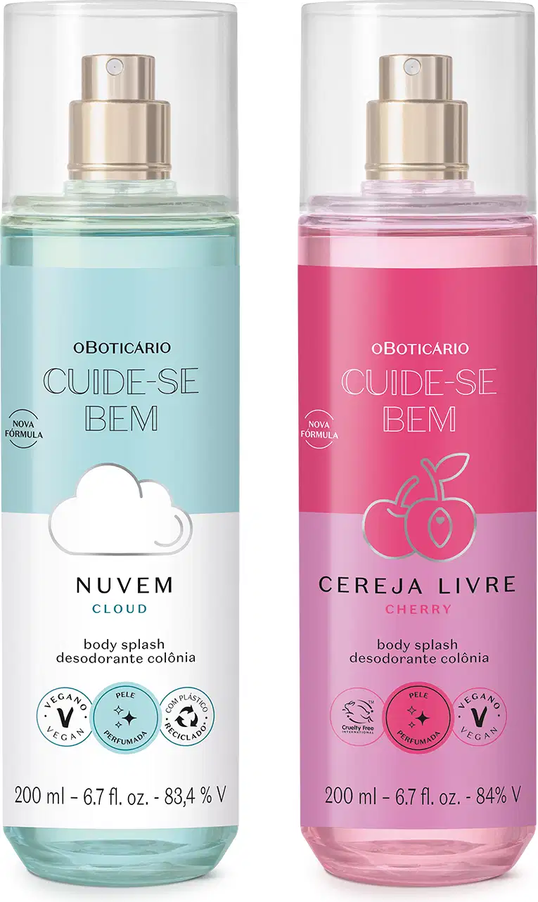 Dois frascos transparentes com pulverizadores prateados, sendo um com líquido azul e rótulo azul e branco com nuvem ilustrada da linha Nuvem e outro com líquido rosa e rótulo rosa e lilás com cerejas ilustradas da linha Cereja Livre.