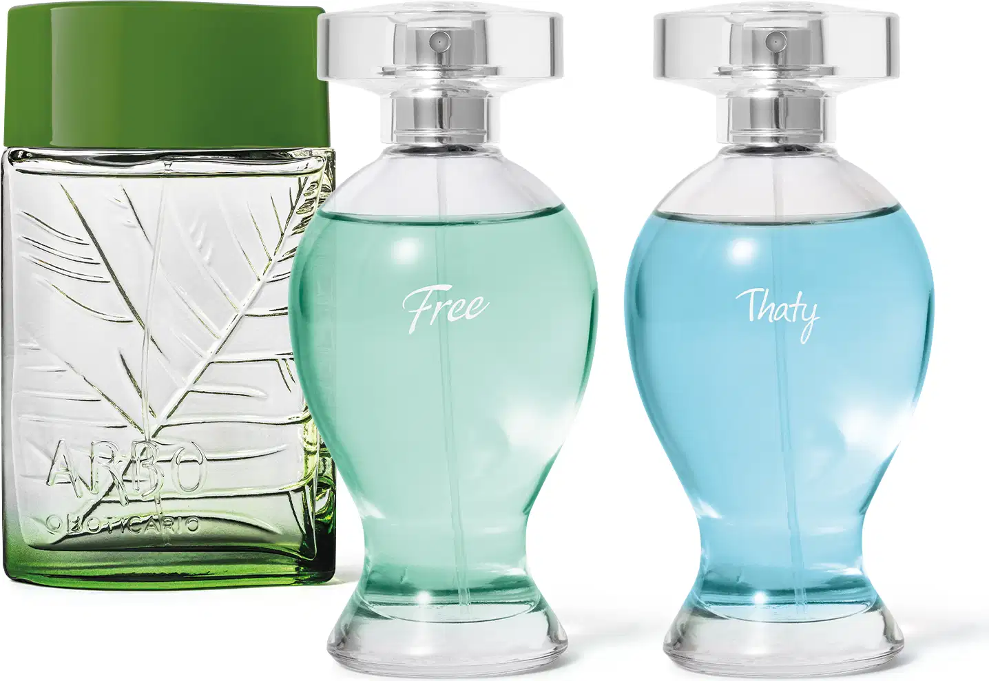 Vidro verde transparente com folhagens em relevo no frasco e tampa verde escuro de desodorante colônia Arbo Puro e dois vidros com líquidos em tons de azul, spray prateado e tampa transparente, sendo um da marca Thaty e outro da marca Free.