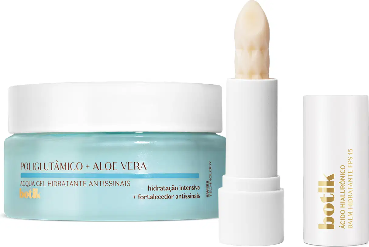 Dois produtos de cuidados com a pele sendo um pote com gel hidratante facial de cor azul clara e tampa branca e um hidratante labial em embalagem branca aberto, mostrando a bala de cor branca texturizada e a tampa repousa ao lado, com logo Botik dourado.