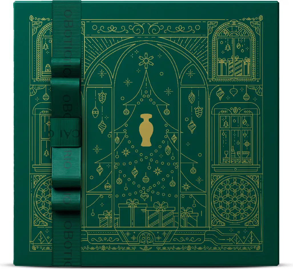 Caixa verde-escura quadrada com ilustrações douradas de elementos natalinos, contendo e laço verde escuro.