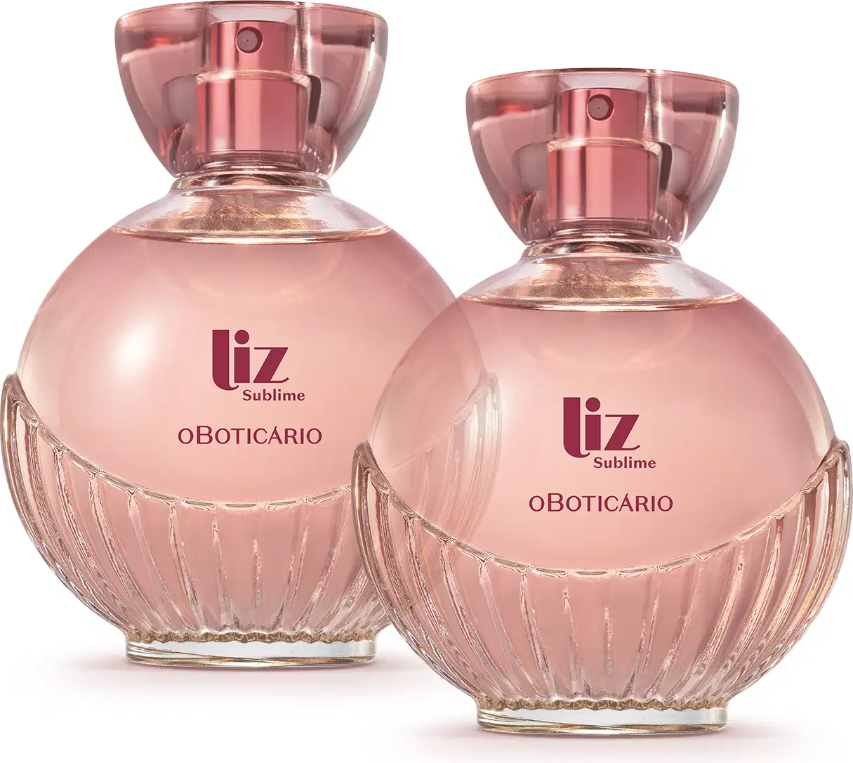 Dois frascos de item de perfumaria da marca Liz Sublime, com embalagem de vidro arredondada rosa-claro facetado e nome da marca em vermelho escuro gravado no vidro. A tampa é em acrílico transparente e permite ver a tampa borrifadora de tom metálico rosa.