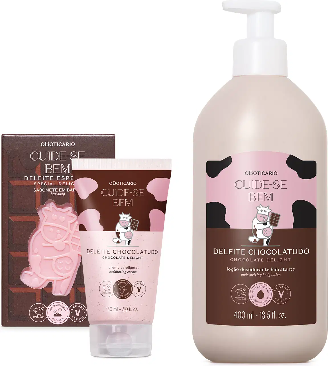 Três produtos da marca Cuide-se Bem Chocolatudo nas cores marrom, rosa e preto com ilustração de vaquinha, contendo sabonete em barra de 120g, bisnaga de 150ml de esfoliante corporal e frasco de 400ml de loção hidratante corporal.
