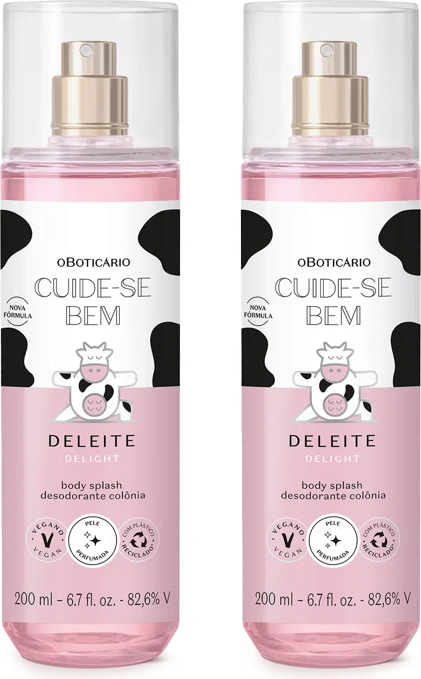 Imagem de dois frascos de body splash da marca Cuide-se Bem Deleite, em embalagem transparente com líquido rosa, borrifador prateado, tampa transparente e rótulo branco e rosa com manchas pretas, ilustração de vaca e informações sobre a fórmula.