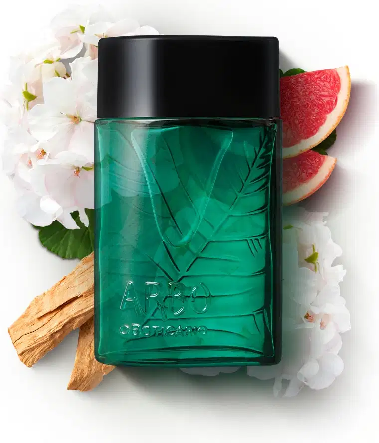 Imagem de um vidro transparente da marca Arbo em embalagem com líquido verde translúcido, cercado por flores brancas e fatias de toranja vermelha sobre superfície clara.