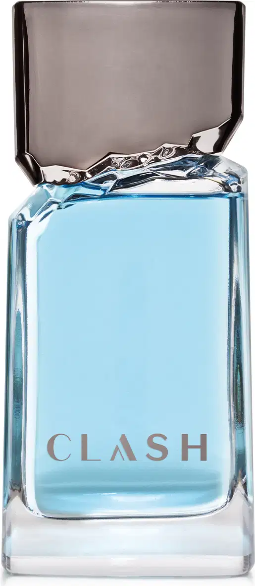 Imagem de um vidro transparente em formato retangular de 100ml contendo desodorante colônia da marca Clash, com liquido azul claro e tampa cinza. O rótulo está em letras cinza destacando o nome da fragrância.