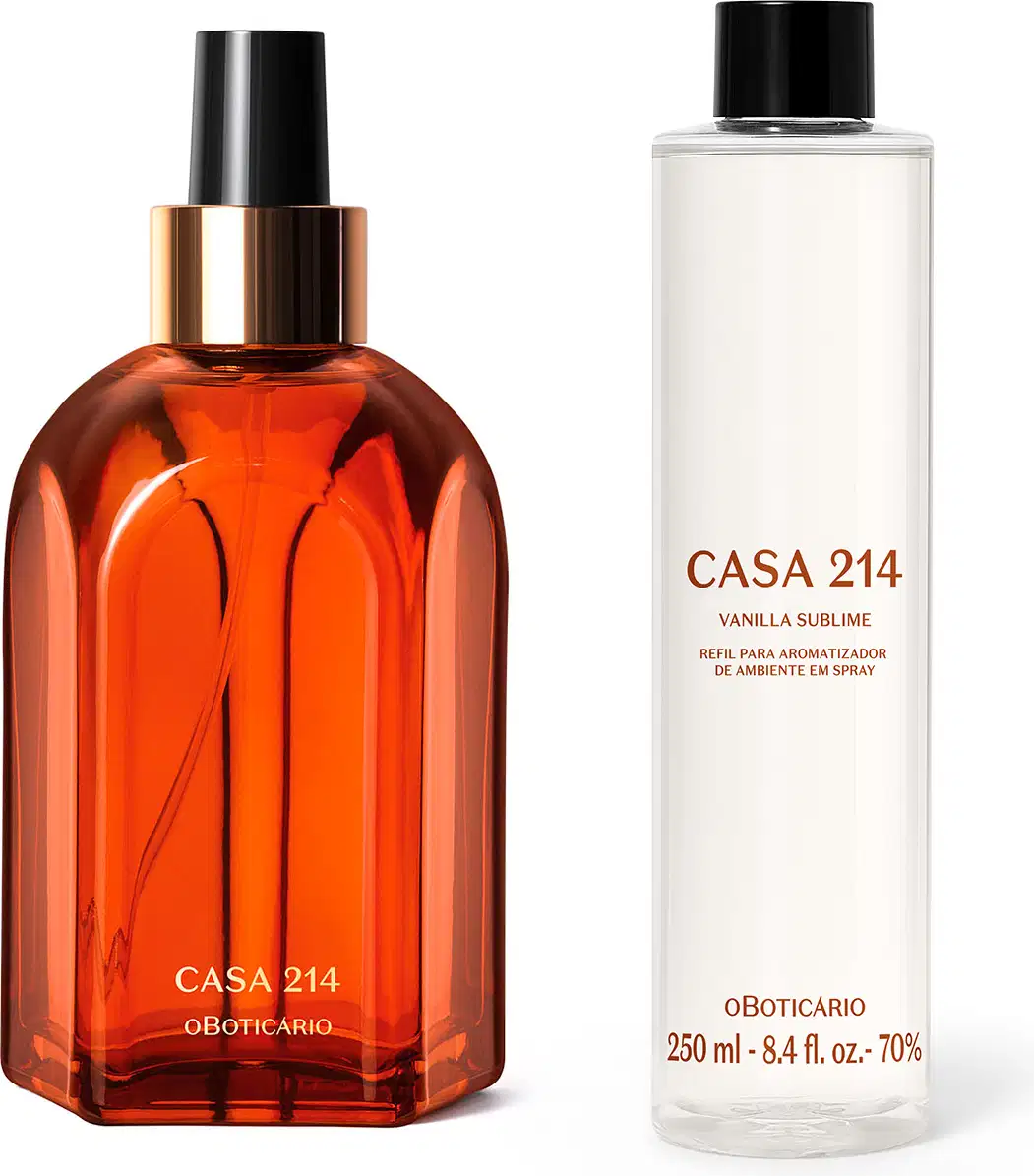 Imagem de dois produtos da marca Casa 214, sendo um vidro laranja com detalhe dourado e borrifador preto e uma embalagem refil de aromatizador de ambientes em frasco transparente, líquido claro, tampa preta e rótulo escrito Vanilla Sublime.