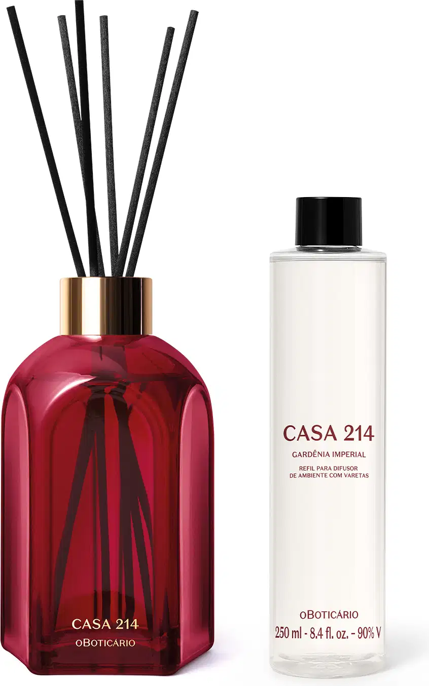 Imagem de produtos da marca Casa 214 Gardênia Imperial, sendo um vidro na cor vinho com rótulo dourado de difusor de ambientes, seis varetas de madeira e uma embalagem transparente com rótulo vinho e tampa preta da fragrância para o difusor.