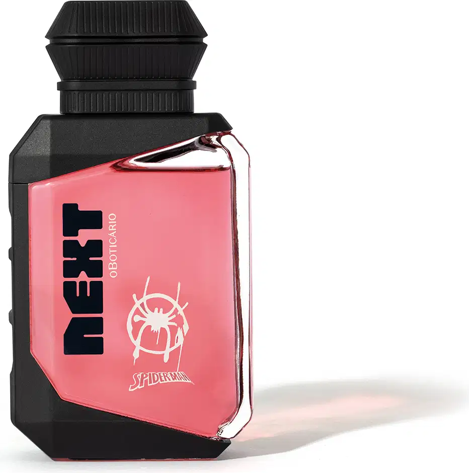 Frasco transparente de colônia infantil da marca Next, com detalhe geométrico preto e líquido rosa, exibindo logotipo da marca e da personagem Homem-Aranha.