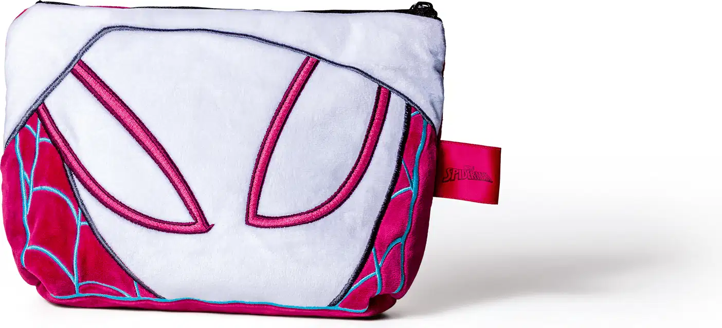 Bolsa de cosméticos com detalhes em vermelho, azul e branco, simulando uma máscara do Spider Gwen, com foco nos olhos brancos e nas linhas que simulam teias de aranha na cor azul sobre base vermelha. O nécessaire tem formato retangular e zíper.