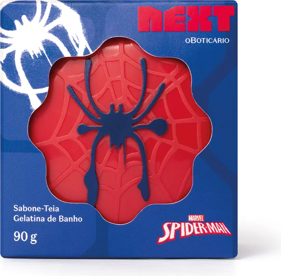 Sabonete-teia geleia de banho em caixa retangular azul com recorte que permite ver o produto dentro, com texturas de teia de aranha  na cor vermelha e um relevo de aranha na cor azul. Na caixa, textos indicam a marca Next e a franquia Marvel Spiderman.