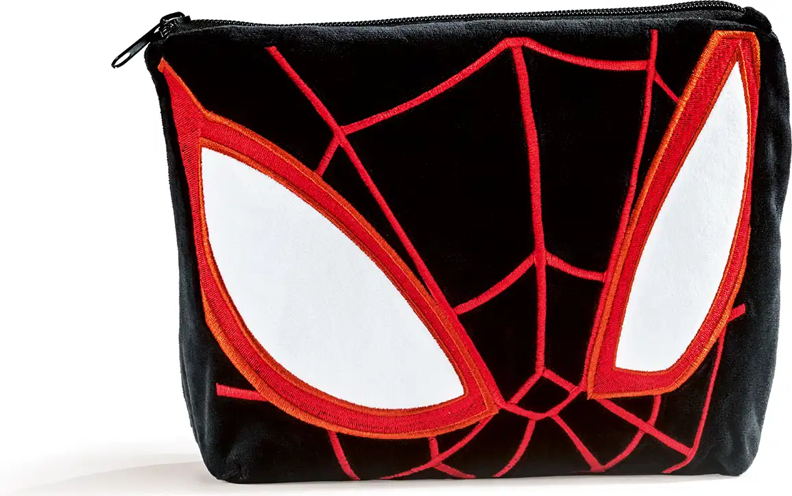 Bolsa de cosméticos preta com detalhes em vermelho e branco, simulando uma máscara do Homem Aranha, com foco nos olhos brancos e nas linhas que simulam teias de aranha na cor vermelha. O nécessaire tem formato retangular e zíper.