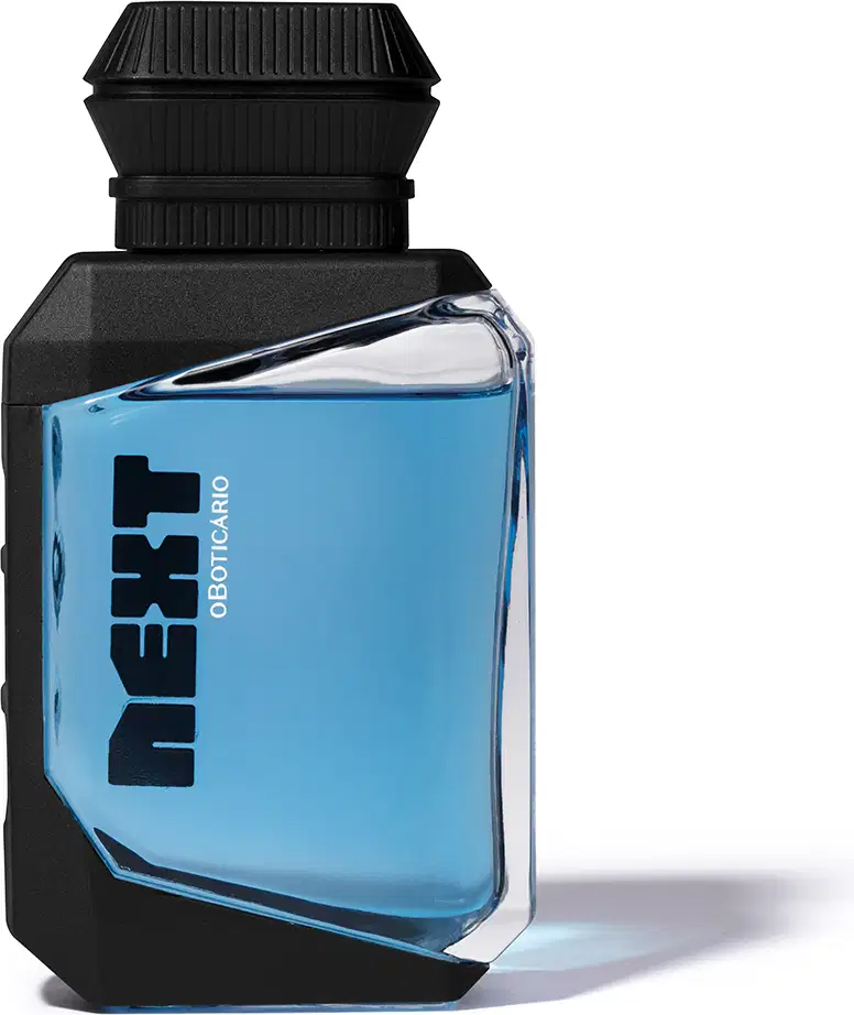 Frasco de item de perfumaria da marca Next com design geométrico em embalagem de vidro transparente com bordas pretas e líquido azul e tampa preta.