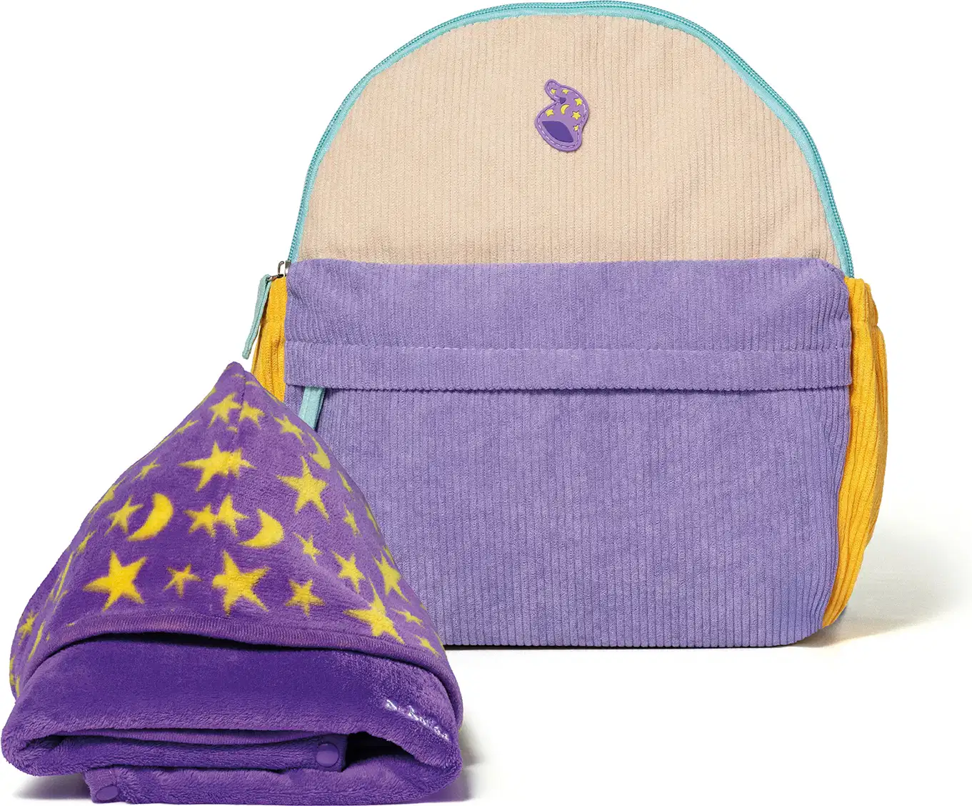 Mochila infantil nas cores roxo, amarelo e azul da marca Dr. Botica e um roupão roxo com estrelas e luas amarelas dobrado.