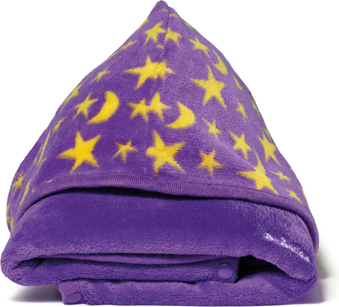 Roupão de fleece roxo com estrelas e luas amarelas, dobrado sobre superfície branca.