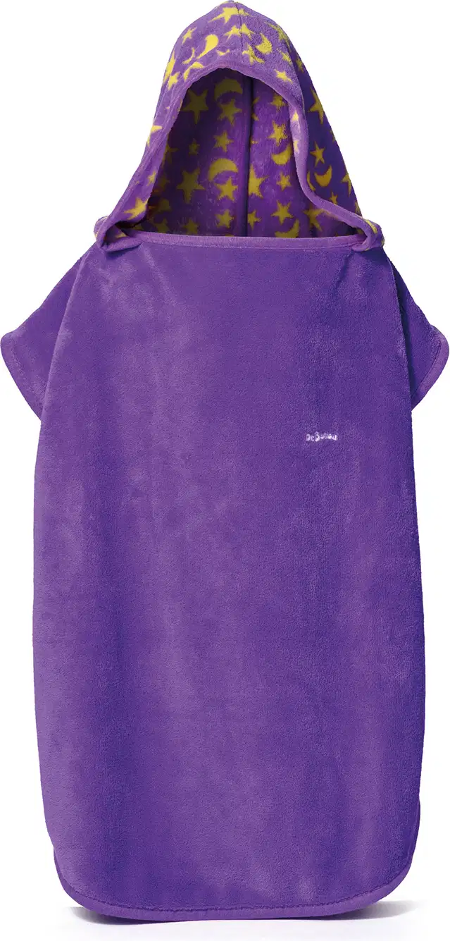 Roupão de banho de fleece roxo com estampa de estrelas e luas amarelas no capuz e corpo liso.