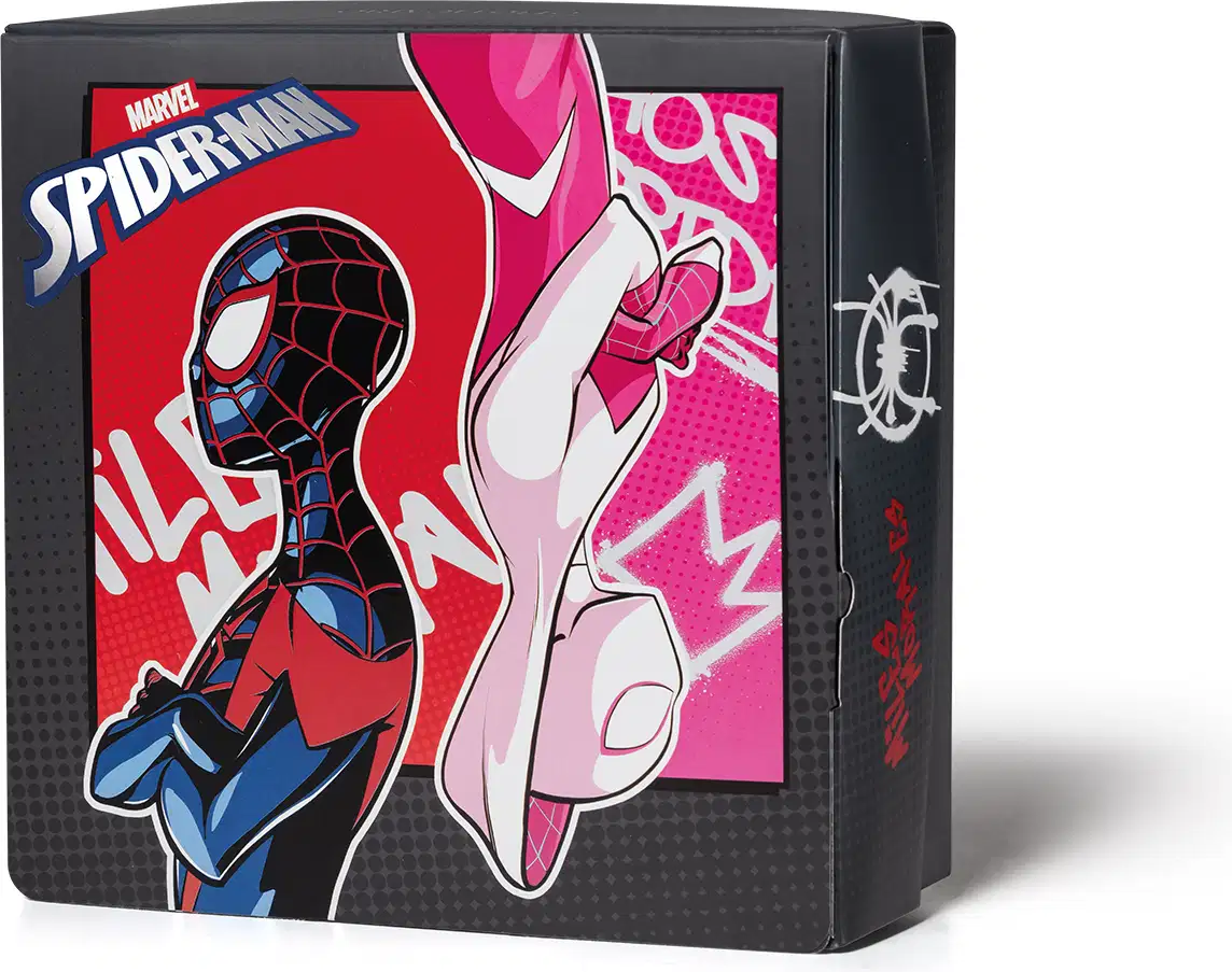 Caixa preta com ilustrações coloridas de Spiderman e Spider-Gwen, com destaque para o logotipo da Marvel e elementos gráficos em vermelho, rosa e azul que remetem 'ao personagem do homem aranha.