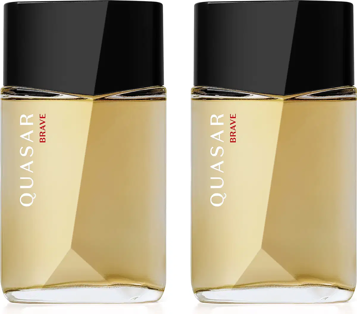 Dois frascos de item de perfumariada marca Quasar Brave feito em vidro transparente com líquido amarelado e tampa preta, com design angulado e texto "Quasar" gravado no vidro na cor branca e "Brave" gravado na cor vermelha.