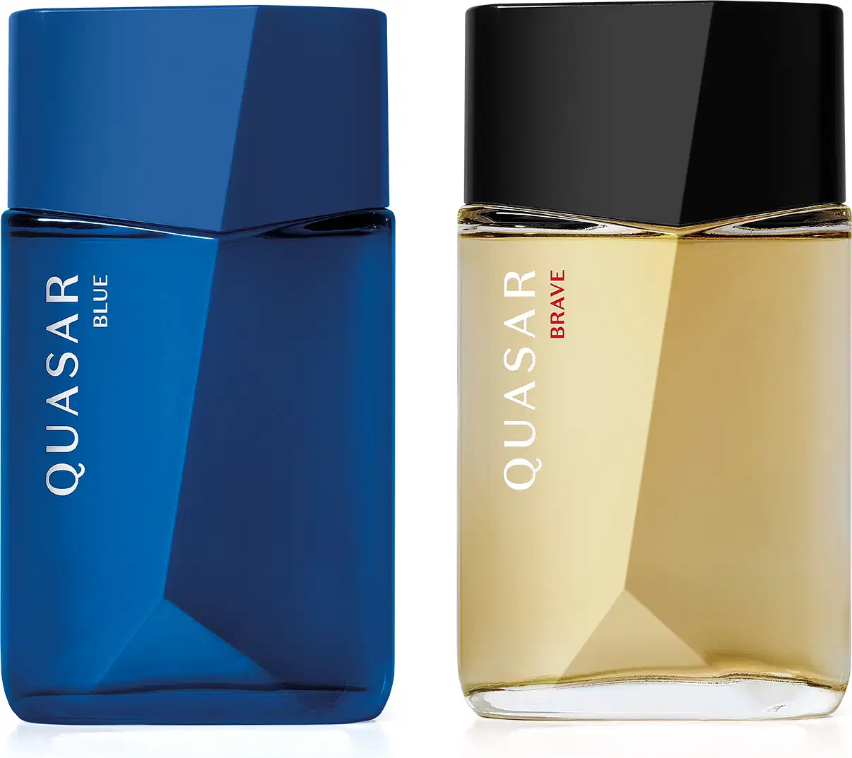 Dois frascos de item de perfumaria, sendo um da marca Quasar Blue e outra da marca Quasar Brave, o primeiro é de vidro azul com design angulado e tampa azul e o outro é de vidro transparente com líquido amarelado e tampa preta, com design angulado.