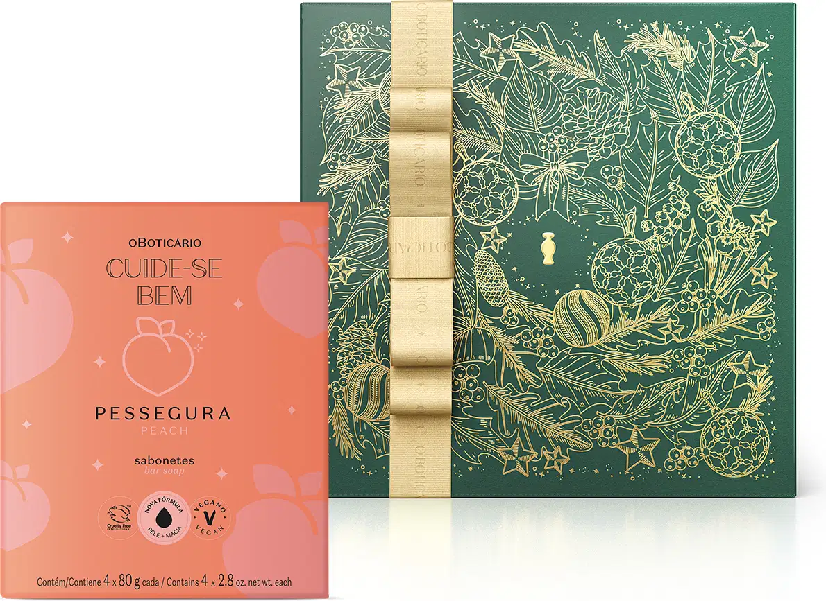 Imagem de uma caixa laranja-claro com letras pretas e ilustração de pêssego contendo quatro sabonetes em barra da marca Cuide-se Bem Pessegura e uma caixa presenteável verde com fita e ilustração douradas.