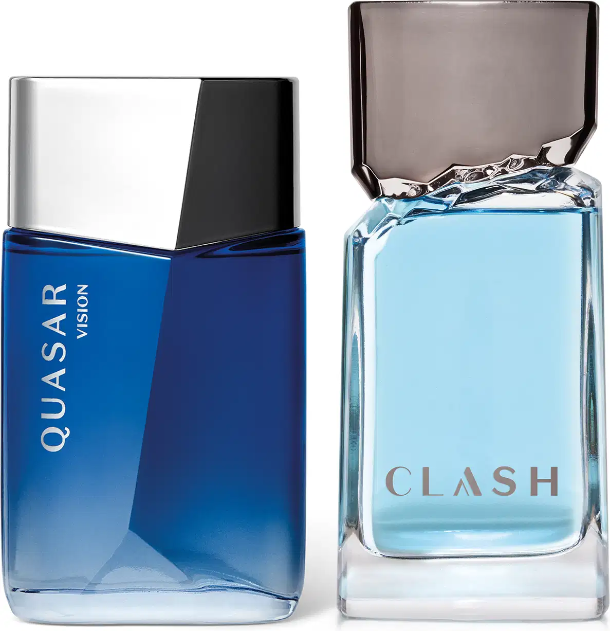 Imagem de dois frascos de item de perfumaria masculina, sendo um vidro azul marinho com tampa prateada e rótulo "Quasar Vision" e outro vidro transparente com líquido azul-claro e rótulo "Clash", ambos com design moderno e elegante.