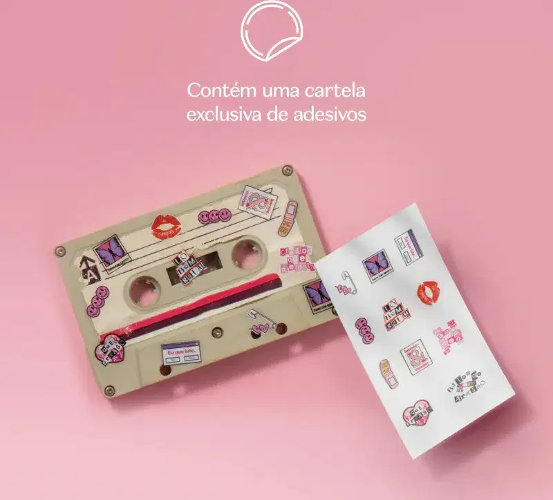Cartela de adesivos decorativos em tons de rosa e roxo, com ilustrações diversas, como lábios, corações, borboletas e outros elementos gráficos, apresentada ao lado de uma fita K7 cinza com os adesivos colados nela contra fundo rosa claro.
