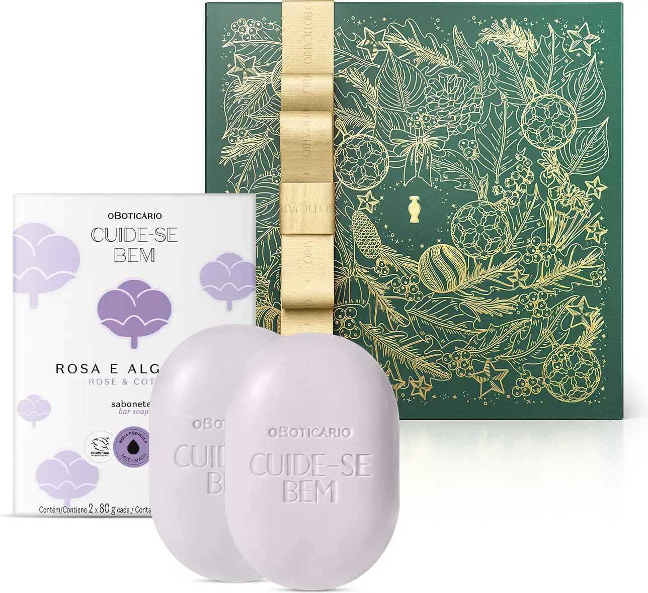 Imagem de dois sabonetes brancos com a marca Cuide-se Bem gravada no produto e sua caixa branca que traz ilustração de flores azuis com a linha Rosa e Algodão em letras pretas, além de uma caixa presenteável verde com fita e estampa douradas.
