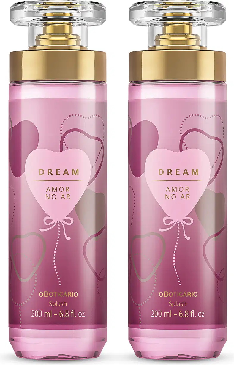 Imagem de dois frascos de body splash da linha Dream Amor no Ar. A embalagem é de vidro, com tampa transparente e válvula spray dourada. O rótulo traz um coração estampado e detalhes em tons de roxo. Cada recipiente traz 200ml do produto.