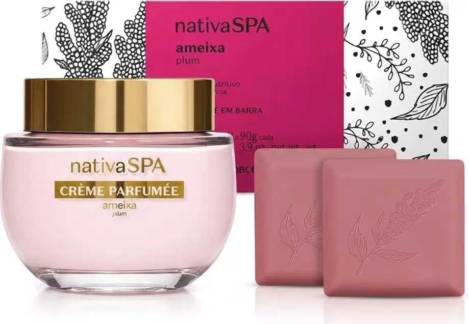 Embalagem de sabonete em barra da linha Nativa SPA Ameixa branca com detalhes ilustrados em preto e rótulo pink com informações sobre a marca. A frente dela, pote de creme perfumado de vidro com tampa dourada e 2 sabonetes em barra rosa quadrados