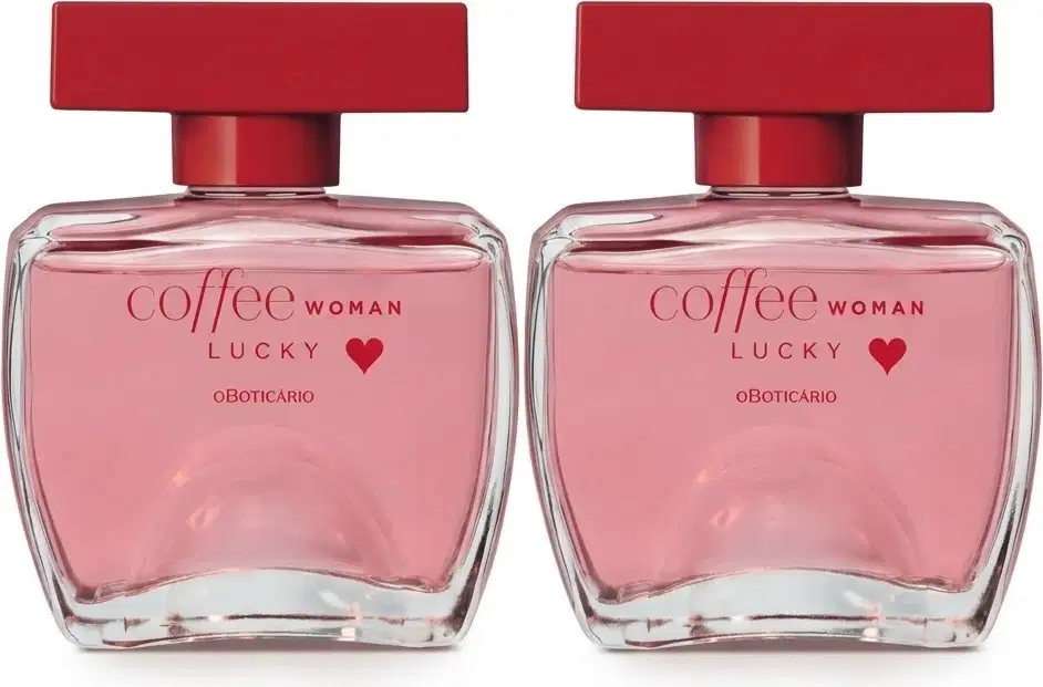 Dois frascos de item de perfumaria da marca Coffee Woman Lucky lado a lado, com embalagem de vidro transparente contendo líquido rosado e tampa vermelha, rótulo com texto em vermelho e desenho de um coração vermelho.