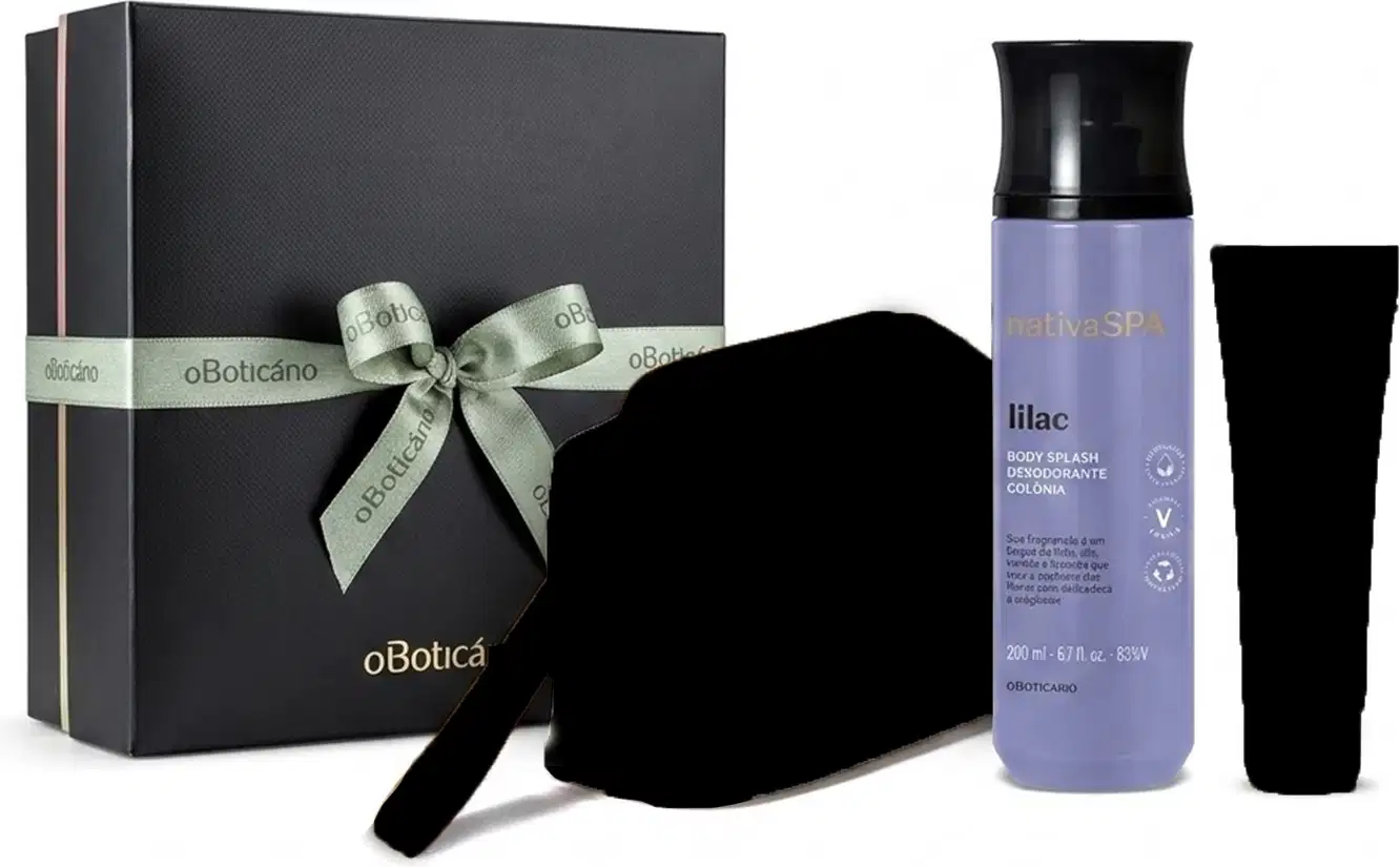 Caixa preta com laço verde centralizado. Ao lado frasco de item de perfumaria cilíndrico na cor lilás com tampa preta da linha Nativa Spa Lilac e outros dois itens misteriosos, dos quais só se vê a silhueta.