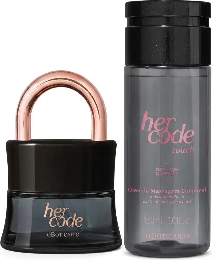 Dois itens de perfumaria lado a lado, sendo um frasco de eau de parfum de vidro azul e tampa preta em formato de cadeado e body spray azul com tampa preta, ambos da linha Her Code.