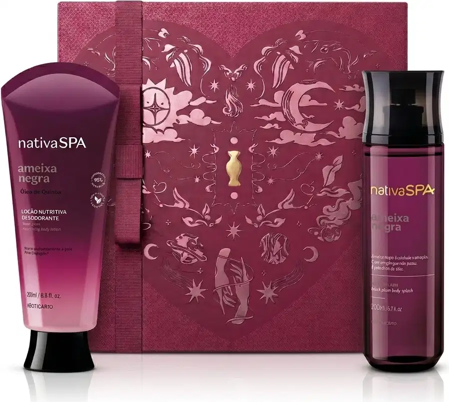 Caixa de presente de cor vinho com um grande coração contendo ilustrações em relevo de temática celestial. Ao lado, um frasco de loção corporal e body spray na cor roxa da marca Nativa SPA Ameixa Negra.
