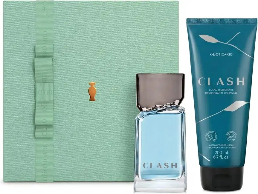 Caixa de presente verde-clara com fita no mesmo tom e o Boticário em dourado. Ao lado, vemos um frasco de vidro transparente com líquido azul-claro da fragrância "CLASH" e tubo de hidratante desodorante corporal na cor azul-escuro da mesma linha Clash.