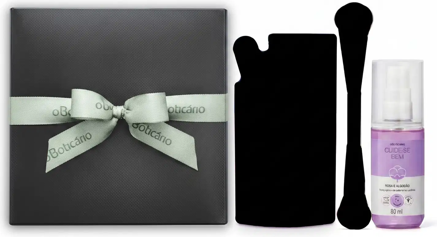 Caixa cinza com laço verde-claro da marca O Boticário, contendo um  Body Splash Desodorante Colônia Cuide-se Bem Rosa e Algodão e dois itens surpresas, cuja silhueta aparece em preto ao lado dos demais itens.