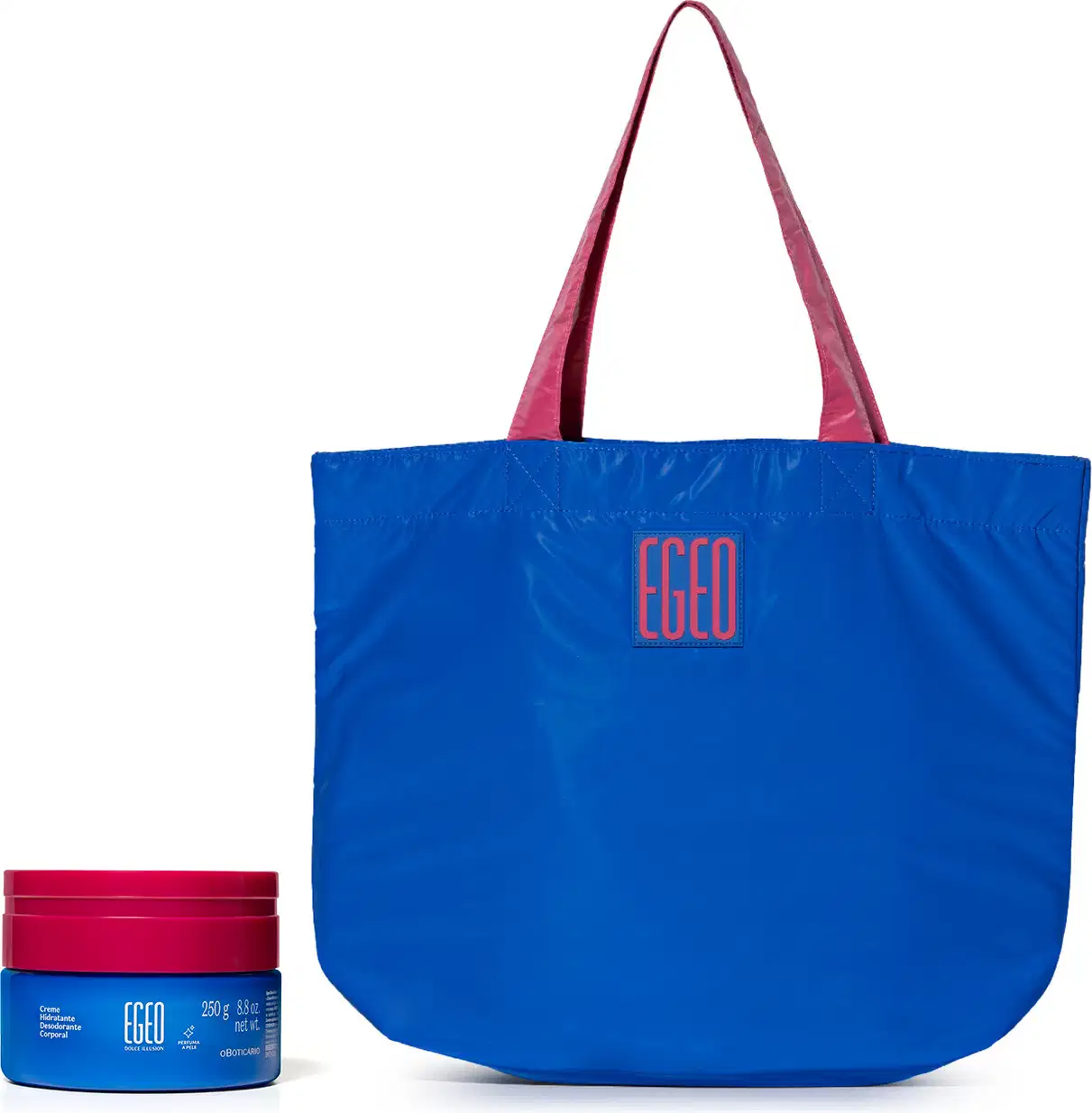 Imagem de uma bolsa grande azul com alças rosa e logotipo da marca Egeo, acompanhada de um pote azul com tampa rosa da mesma marca,, contendo um creme hidratante corporal.