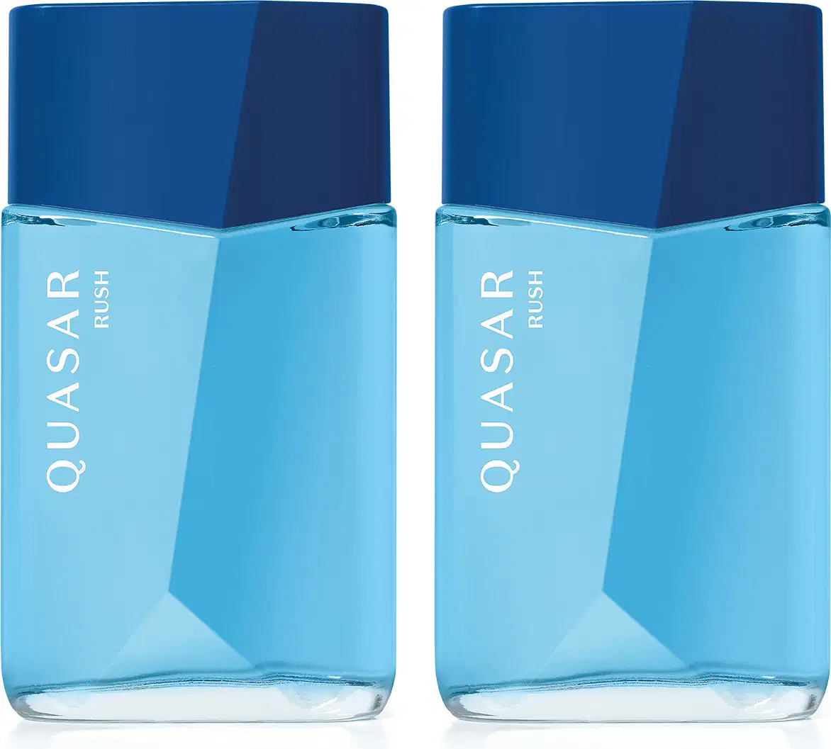 Imagem de dois frascos de desodorante colônia Quasar Rush, em embalagem de vidro azul-claro com tampa azul-marinho e rótulo com letras brancas. Cada recipiente traz 100ml da fragrância masculina.