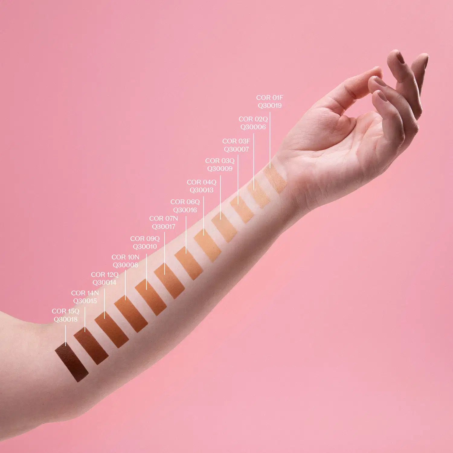 Braço feminino de pele branca com diversas amostras de cores da base líquida Levanta Tudo da marca Quem Disse, Berenice? aplicadas na pele, revelando a tonalidade de cada uma delas.