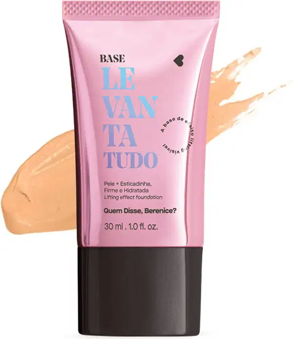 Bisnaga rosa metalizada com tampa preta e letras azuis e pretas contendo 30ml de base líquida Levanta Tudo na cor 02Q da marca Quem Disse, Berenice?. Atrás da embalagem, uma pequena quantidade da base espalhada no fundo, mostrando a sua real tonalidade.