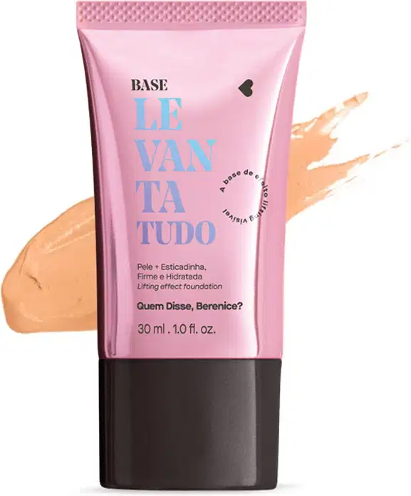 Bisnaga rosa metalizada com tampa preta e letras azuis e pretas contendo 30ml de base líquida Levanta Tudo na cor 03F da marca Quem Disse, Berenice?. Atrás da embalagem, uma pequena quantidade da base espalhada no fundo, mostrando a sua real tonalidade.