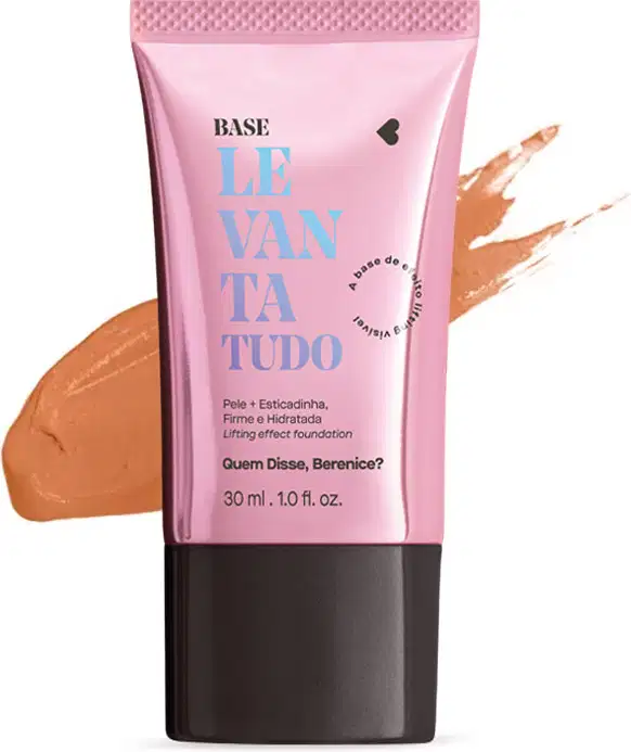 Bisnaga rosa metalizada com tampa preta e letras azuis e pretas contendo 30ml de base líquida Levanta Tudo na cor 10N da marca Quem Disse, Berenice?. Atrás da embalagem, uma pequena quantidade da base espalhada no fundo, mostrando a sua real tonalidade.