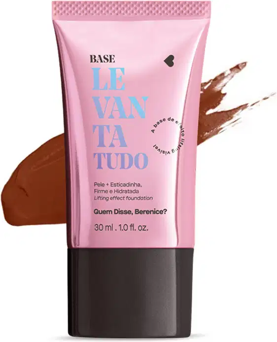 Bisnaga rosa metalizada com tampa preta e letras azuis e pretas contendo 30ml de base líquida Levanta Tudo na cor 15Q da marca Quem Disse, Berenice?. Atrás da embalagem, uma pequena quantidade da base espalhada no fundo, mostrando a sua real tonalidade.