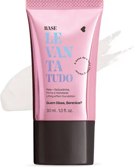 Bisnaga rosa metalizada com tampa preta e letras azuis e pretas contendo 30ml de base líquida Levanta Tudo Incolor da marca Quem Disse, Berenice?. Atrás da embalagem, uma pequena quantidade da base espalhada no fundo, mostrando a sua real tonalidade.
