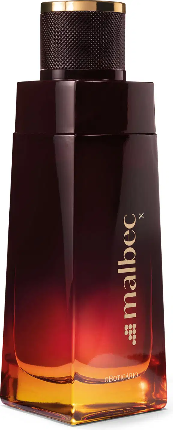 Perfume em frasco de vidro âmbar gradiente, com tons que vão do vermelho escuro ao laranja claro. O frasco tem formato retangular com cantos arredondados e tampa dourada perfurada. No frasco está impresso o nome "malbec" em letras douradas.