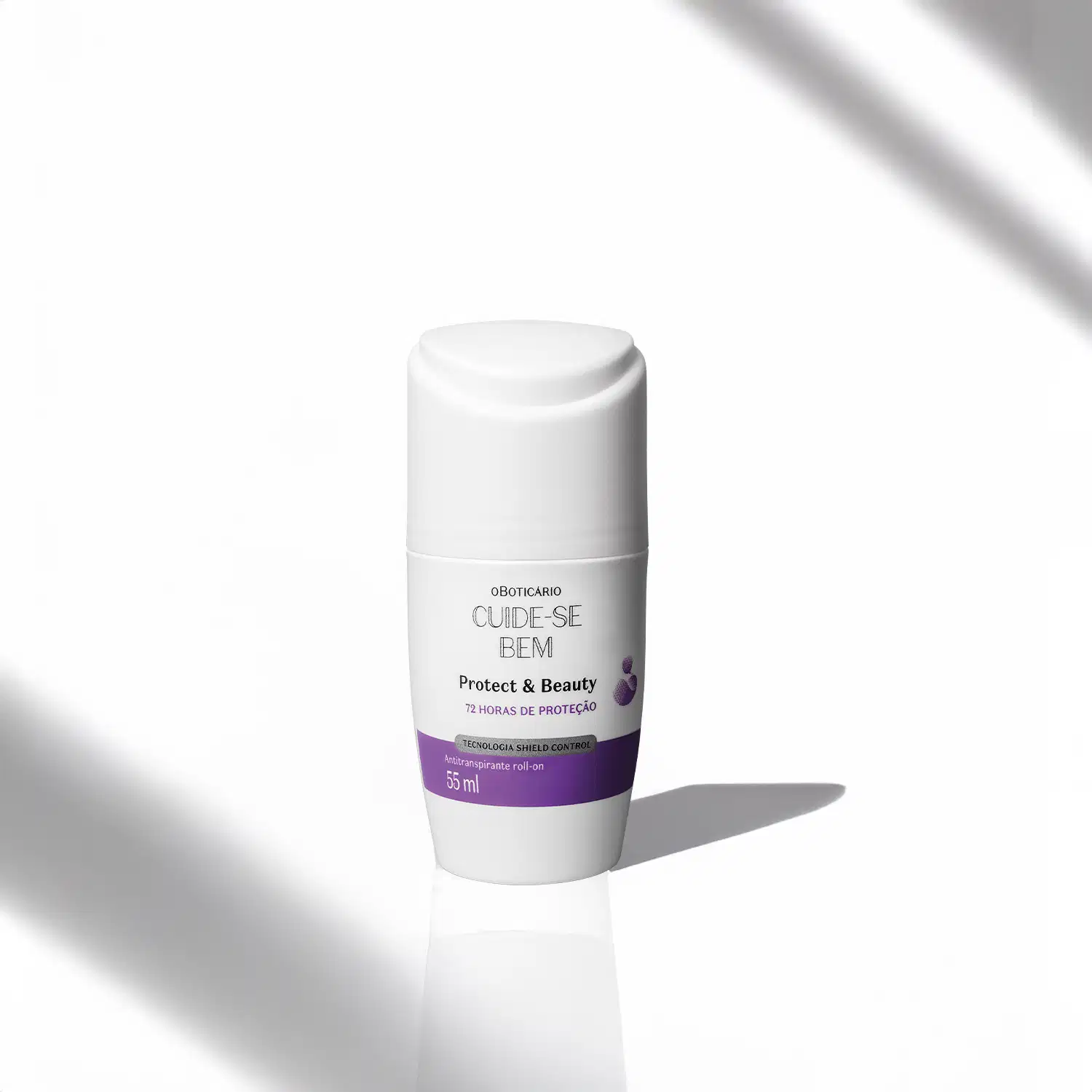 Frasco branco com detalhe roxo e letras pretas contendo 55ml de desodorante antitranspirante roll-on da marca Cuide-se Bem Protect and Care em um fundo branco com sombras.