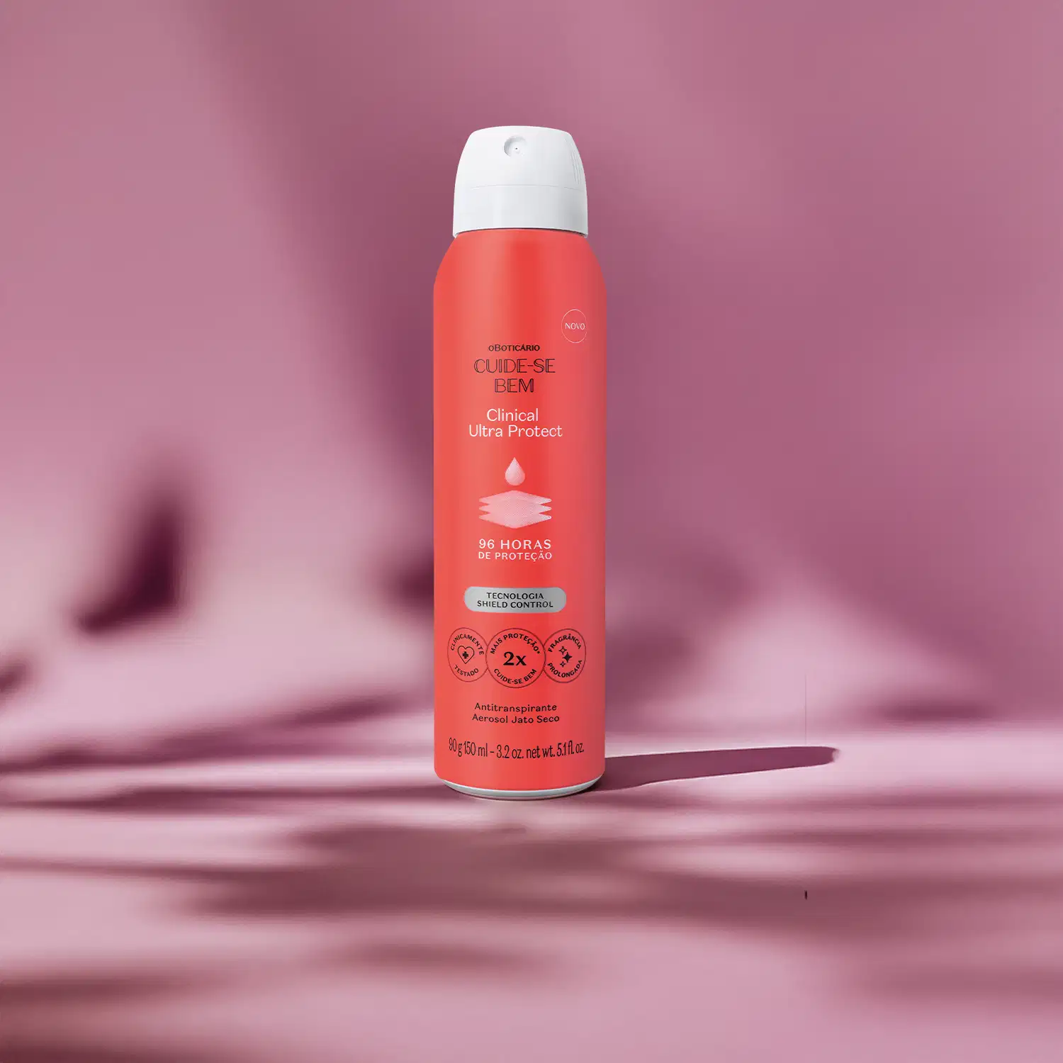 Frasco laranja com tampa spray branca, detalhe azul e letras pretas e brancas contendo 90g/150ml de desodorante antitranspirante aerossol da marca Cuide-se Bem Clinical Protect em um fundo lilás com sombras.