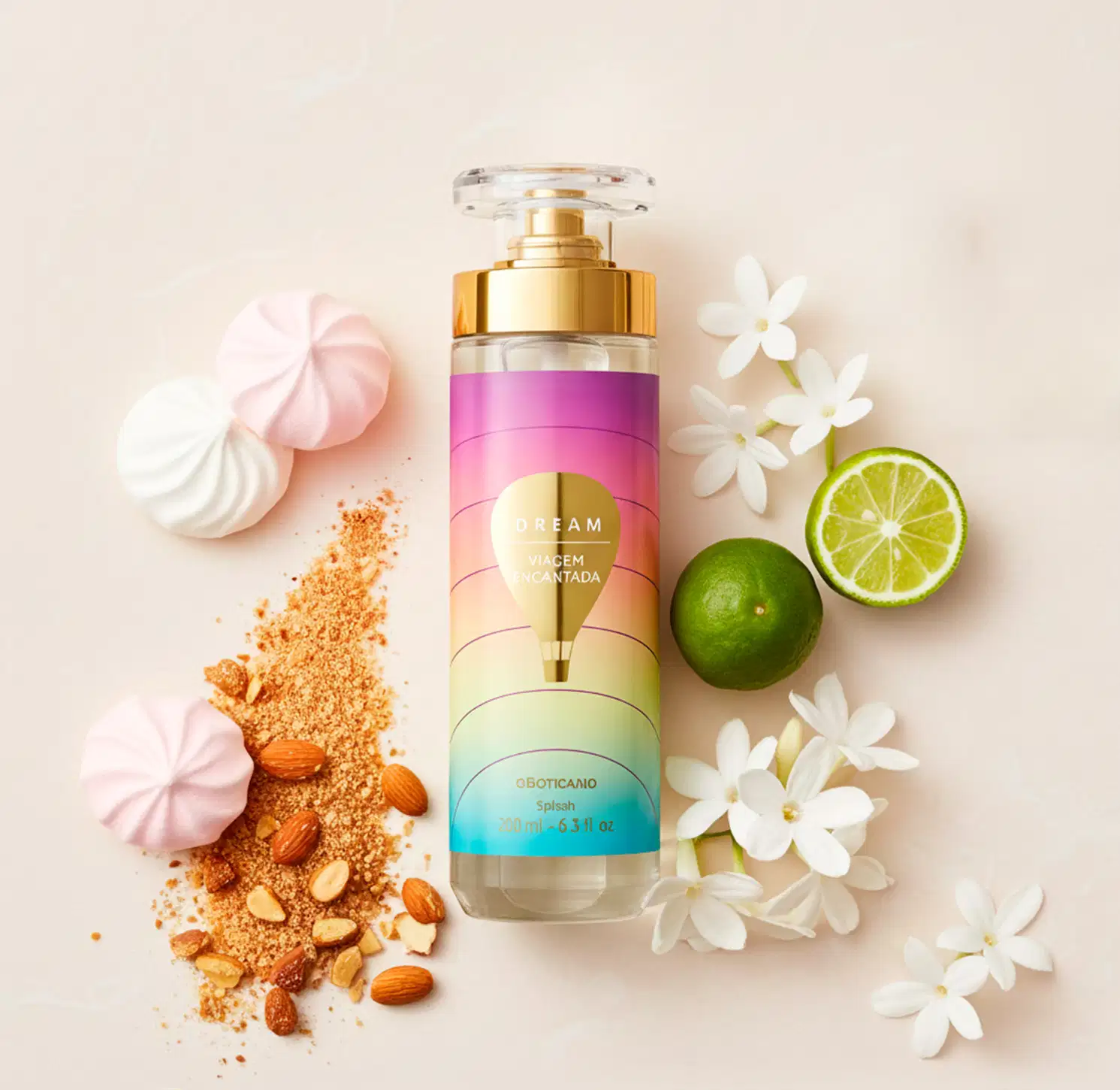 Imagem de um frasco de body splash Dream Viagem Encantada rodeado por ingredientes naturais como limão, flores e merengues. Fundo claro e ambiente suave, sugerindo um contexto de beleza e bem-estar.