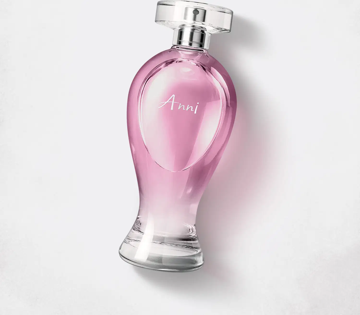Vidro transparente em formato curvilíneo com líquido rosa, pulverizador prateado e tampa transparente contendo 200ml de desodorante colônia Boticollection Anni em um fundo cinza.