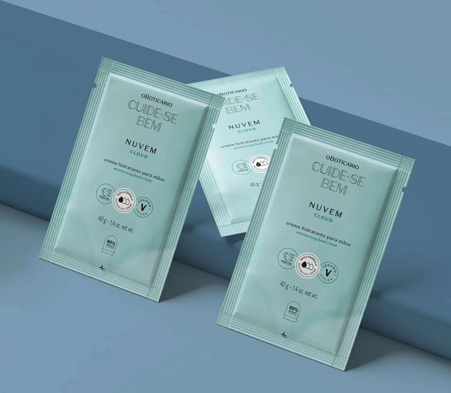 Três refis de creme hidratante para as mãos da marca Cuide-se Bem Nuvem em sachês de 40g na cor azul com letras pretas. Eles estão em fundo azul.