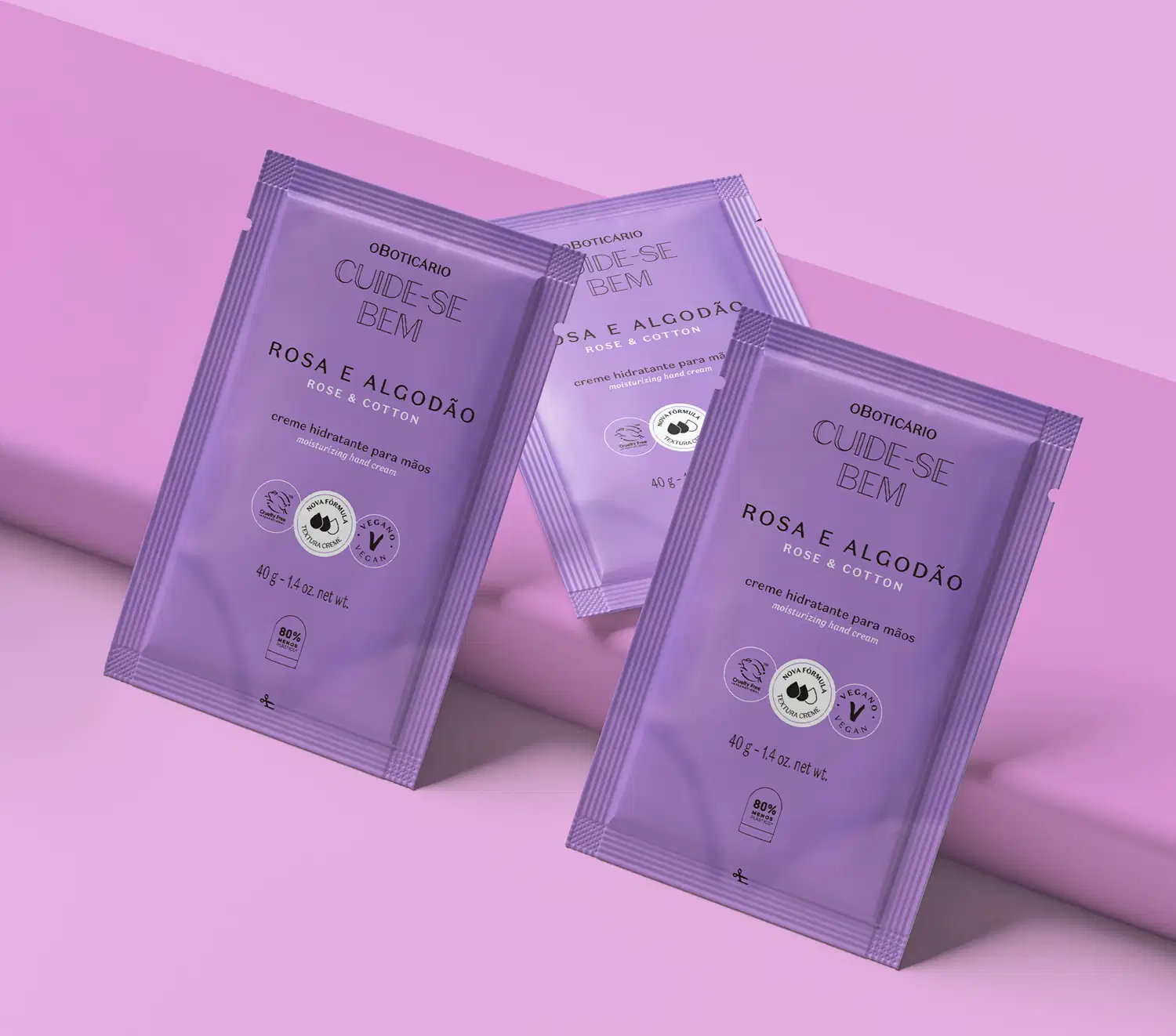 Três refis de creme hidratante para as mãos da marca Cuide-se Bem Rosa e Algodão em sachês de 40g na cor lilás com letras pretas. Eles estão em fundo lilás.