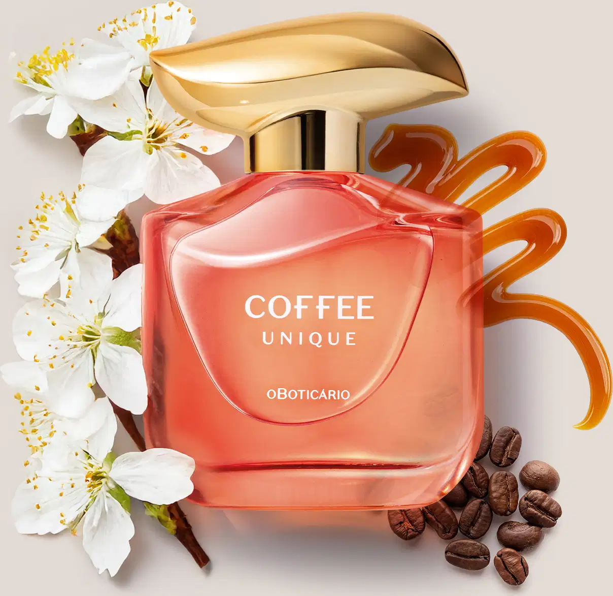 Imagem de um frasco rosa contendo 100ml de desodorante colônia da marca Coffee Woman Unique, com tampa dourada, em meio a flores brancas e grãos de café e um rastro de caramelo sobre superfície clara.
